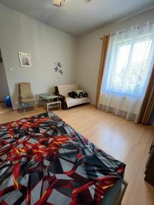 a bedroom with a bed and a couch and a window at U Magdy dla 3 osób z Parkingiem za ogrodzeniem w Cenie in Borne Sulinowo
