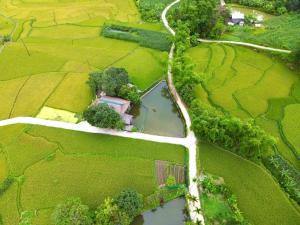 Una vista aérea de una carretera en un campo con un río. en Mộc mạc nhà sàn, en Làng Ha