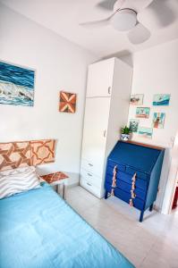 ein Schlafzimmer mit einem blauen Bett und einem weißen Schrank in der Unterkunft La casa del mar Nuimna in Peñíscola