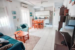 ein Wohnzimmer mit Sofa und Tisch in der Unterkunft La casa del mar Nuimna in Peñíscola