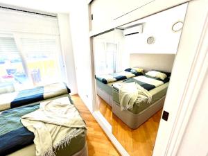 ein Schlafzimmer mit zwei Betten und einem Fenster in der Unterkunft Apartamento Centro Torremolinos in Torremolinos