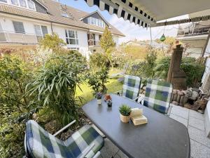 a patio with a table and chairs on a patio at Ferienwohnung Strandläufer Whg 03 mit Terrasse in Thiessow