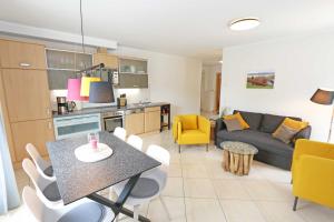 Küche/Küchenzeile in der Unterkunft Villa Salus Whg 5 Auszeit - mit 2 Bädern und Balkon