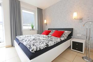 Ein Bett oder Betten in einem Zimmer der Unterkunft Villa Salus Whg 5 Auszeit - mit 2 Bädern und Balkon