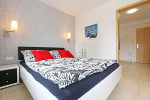 Ein Bett oder Betten in einem Zimmer der Unterkunft Villa Salus Whg 5 Auszeit - mit 2 Bädern und Balkon