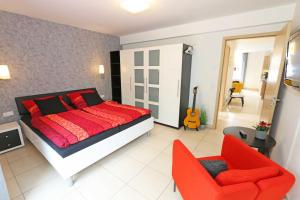 Ein Bett oder Betten in einem Zimmer der Unterkunft Villa Salus Whg 5 Auszeit - mit 2 Bädern und Balkon