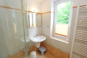 Ein Badezimmer in der Unterkunft Villa Salus Whg 5 Auszeit - mit 2 Bädern und Balkon