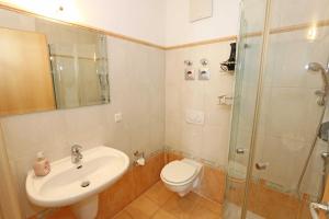 Ein Badezimmer in der Unterkunft Villa Salus Whg 5 Auszeit - mit 2 Bädern und Balkon