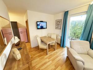 Un televizor și/sau centru de divertisment la Villa Linde Whg 23 mit Terrasse +19 fotografii