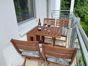 ein Tisch mit zwei Gläsern Wein auf einem Balkon in der Unterkunft Villa Salus Whg 5 Auszeit - mit 2 Bädern und Balkon in Baabe + 32 Fotos