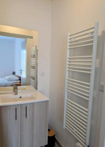 Koupelna v ubytování Bel appartement, jardin et terrasse , à 800 mètres du port de Pornic + 50 fotografií