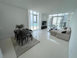 Televiisor ja/või meelelahutuskeskus majutusasutuses Sea View Appartment Seeb