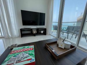 Televiisor ja/või meelelahutuskeskus majutusasutuses Sea View Appartment Seeb