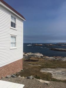 uma casa branca com vista para o oceano em The Old Salt Box Co. - Aunt Christi's em Greenspond