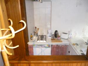 a small kitchen with a stove and a sink at Au coeur des vignes in Boudes