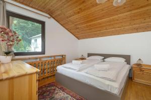 una camera da letto con un letto grande e una finestra di Bystra Unique House in the Mountains with Terrace, Garden & Parking by Noclegi Renters a Bystra
