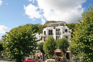 Villa Lena - Whg 09 mit Balkon في اوستيباد سيلين: مبنى أبيض عليه علم