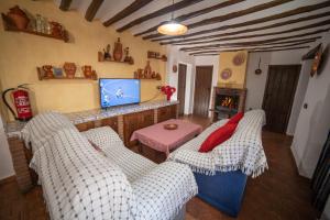 Un televizor și/sau centru de divertisment la Casas rurales los castaños
