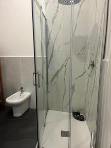 Un baño con ducha, inodoro y lavabo. en International Hotels, en Nápoles 14 fotos más