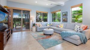 ワイコロアにあるTHE OASIS AT KULALANI Lovely 3BR Oasis in Kulalani Closest to Pool Complexのソファとテレビのあるリビングルーム