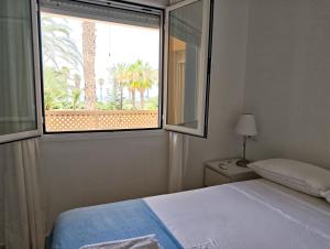 Un dormitorio con una cama y una ventana grande. en Primera Linea Costa Ballena con Vista al Mar, en Costa Ballena