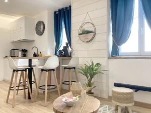 una cucina con sgabelli e un tavolo in una stanza di Duplex climatisé avec Espace Cinéma a Riom Altre 12 foto