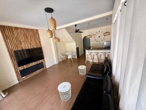 een woonkamer met een bank en een tafel bij Oh Town Villa in Thongsala