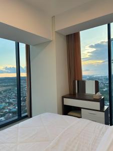 巴淡岛中心53rd Floor, 2 BR, Netflix, Apt with view by SKY的一间卧室配有一张床和一张带窗户的书桌