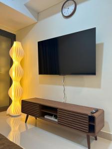 53rd Floor, 2 BR, Netflix, Apt with view by SKY的电视和/或娱乐中心