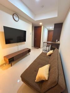 53rd Floor, 2 BR, Netflix, Apt with view by SKY的电视和/或娱乐中心