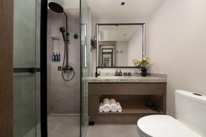 Ένα μπάνιο στο Shanghai Jiading New Town Suisse Place Apartment Hotel