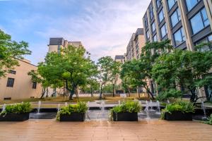 Κήπος έξω από το Shanghai Jiading New Town Suisse Place Apartment Hotel