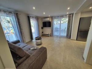 a living room with a couch and a television at Villa Rosea in Slatine