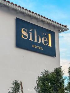 a sign for a hotel on the side of a building at Hotel Síbel Baza in Baza