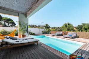 una piscina con amaca su una terrazza di Casa Praia do Meco a Sesimbra