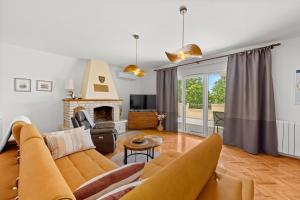 TV a/nebo společenská místnost v ubytování Holiday Home with pool and garden