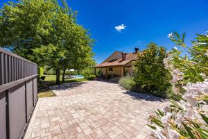 Zahrada ubytování Holiday Home with pool and garden + 19 fotografií