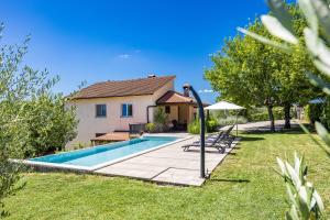 Bazén v ubytování Holiday Home with pool and garden nebo v jeho okolí