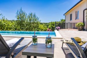 Bazén v ubytování Holiday Home with pool and garden nebo v jeho okolí