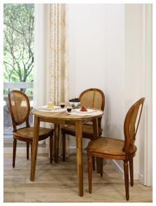 una mesa de madera con dos sillas y un asterisco en Joli studio face au Pavillon Baltard, en Nogent-sur-Marne