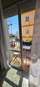 eine Glasschiebetür mit Blick auf einen Balkon in der Unterkunft Casa de las Olas in Torremolinos