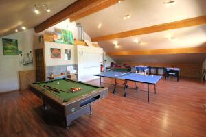 Τραπέζι μπιλιάρδου στο Ecogîte Saint-Prayel à Moyenmoutier, Gîte de groupe avec piscine, sauna, jeux