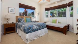 カイルア・コナにあるPACIFIC VISTA RETREAT Stunning 5BR Home Overlooking Ocean Privacy and Poolのベッドと窓のある寝室 +38枚の写真