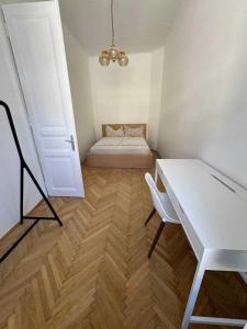 a room with a bed and a white table and a bed sidx sidx sidx sidx at Marschall 8 in Graz