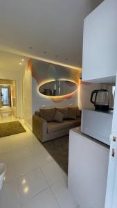 Kuchyň nebo kuchyňský kout v ubytování Comfy Tourist Corner - Giza - Hotel Apartments