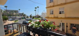 ein Balkon mit einigen Blumen auf einer Stadtstraße in der Unterkunft Casa de las Olas in Torremolinos