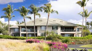 a house with palm trees and flowers at ❤PiH❤ Ocean Palms Villa Stunning Ocean View Mauna Kea Resort in Hapuna Beach