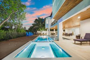 安娜玛丽亚Tern Key - New Luxury Canal Front Home with Pool Spa Dock Close to Bean Point Pine Ave的一座房子后院的室内游泳池