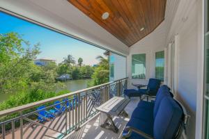 Tern Key - New Luxury Canal Front Home with Pool Spa Dock Close to Bean Point Pine Ave的阳台或露台