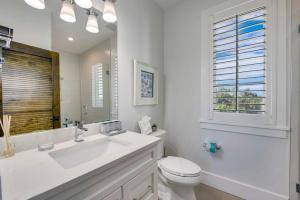 Tern Key - New Luxury Canal Front Home with Pool Spa Dock Close to Bean Point Pine Ave的一间浴室